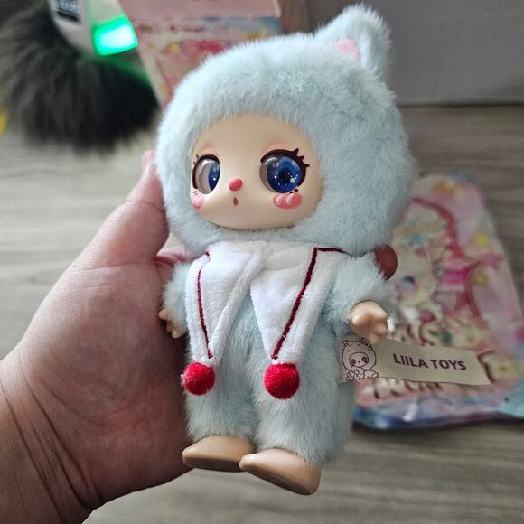 Lilla Lucky Cat Honeyland Enchantment Vinyl Plush Pendent OPEN BOX Blueberry - Picture 4 of 11